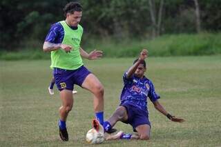 Jogadores do time sub-20 dividindo bola em treino na cidade de Dourados (Foto: Rafaela Botelho)