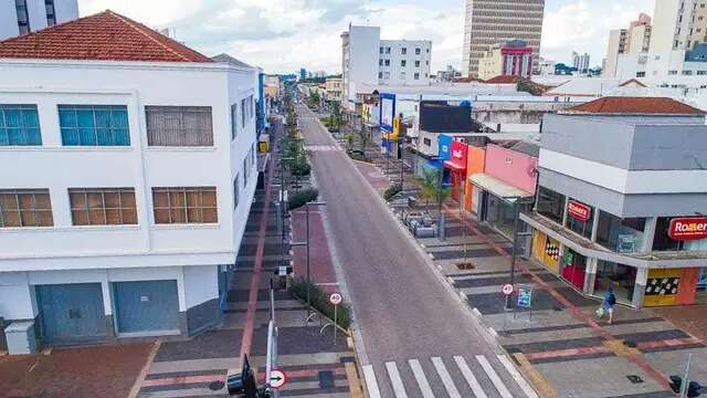 Motociclista corta vias do Centro na contram&atilde;o e s&oacute; para ao ser baleado 