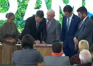 Governador Eduardo Riedel assina pacto ao lado do presidente Lula e da ministra Marina Silva. (Foto: Reprodução)