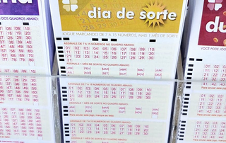 Volante do Dia de Sorte, em uma agência lotérica da Caixa (Foto: Eduardo Luiz Klisiewicz/Tribuna do Paraná)