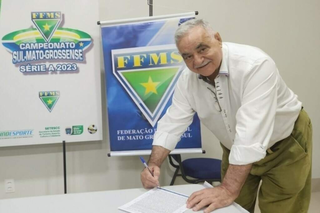 Francisco Cezário durante assinatura de termo do Campeonato Estadual de 2023. (Foto: Reprodução/FFMS)