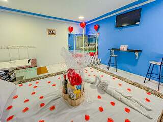 Quarto decorado no Motel Minuto do Amor é opção para Dia dos Namorados (Foto: Marcos Maluf)