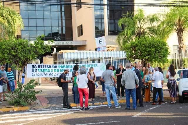 Manifestantes fazem ato para barrar desmatamento do Parque dos Poderes