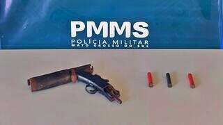 Arma usada no dia do crime foi apreendida pela Polícia Militar (Foto: Divulgação)