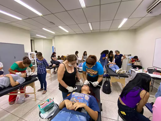 Estudantes participam de aula prática em curso de design de sobrancelhas. (Foto: Reprodução/Sejuv)