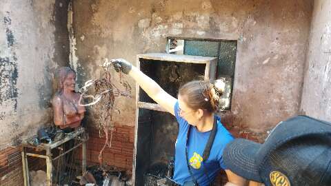 Polícia investiga incêndio que destruiu casa de candomblé