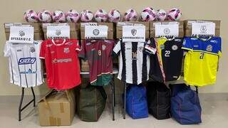 Uniformes e bolas do Campeonato de Futebol Feminino 2023 (Foto: Governo de MS/Divulgação)