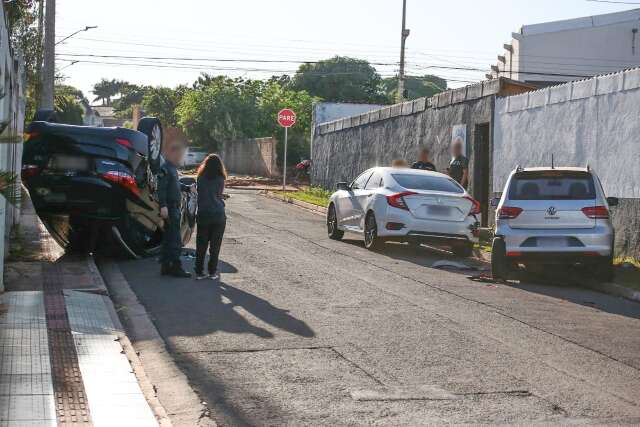 Motorista se atrapalha com o sol, bate em outros dois carros e capota 