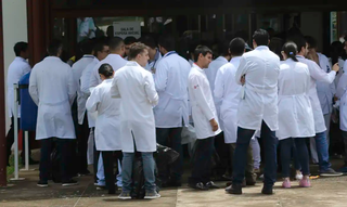 Médicos aguardam por aplicação do Revalida em universidade. (Foto: Fábio Rodrigues/Agência Brasil)