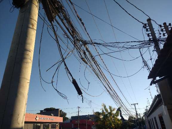 Só piora: em bairro afastado ou na José Antônio caos de fios não tem solução