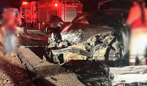 Batida frontal entre dois ve&iacute;culos deixa tr&ecirc;s pessoas feridas