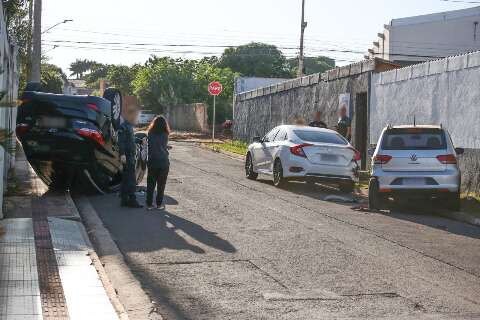 Motorista se atrapalha com o sol, bate em outros dois carros e capota 