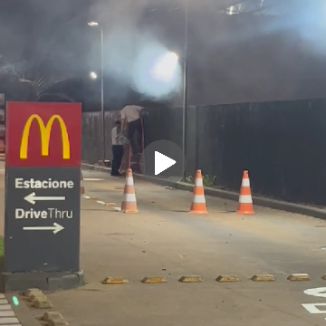 Incêndio se alastra em terreno baldio e funcionários do McDonald’s tentam apagar