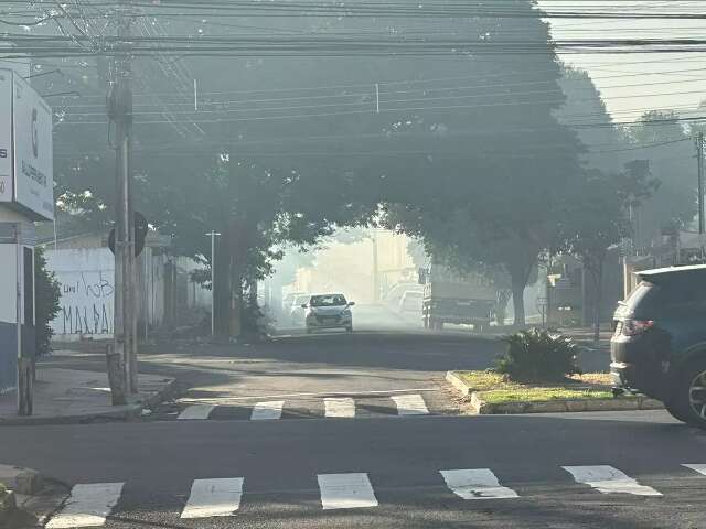 Ruas s&atilde;o tomadas por fuma&ccedil;a e moradores reclamam de fogo em terreno baldio
