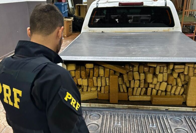 Pol&iacute;cia apreende uma tonelada de maconha em picape com placas falsas