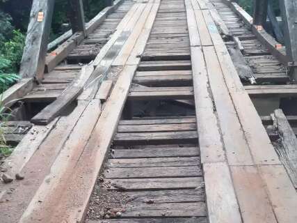 Sem solução, ponte sobre o Córrego Ceroula é "remendada" por moradores