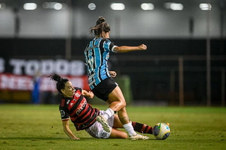 Jogadoras disputam a posse da bola em campo. (Foto: Nayra Halm/CBF)