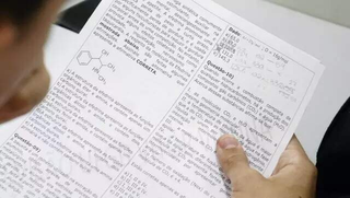 Estudante responde a exercício do Enem, durante aplicação do exame em edições anteriores. (Foto: Arquivo/Alex Machado)