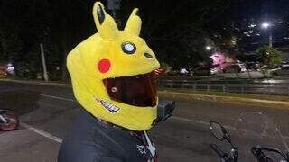 Com capacete de Pikachu, ninguém briga com motociclista no trânsito