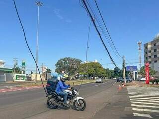 Fio pendurado na Avenida Afonso Pena denuncia perigo para motociclista e pedestres (Foto: Arquivo/Marcos Maluf)