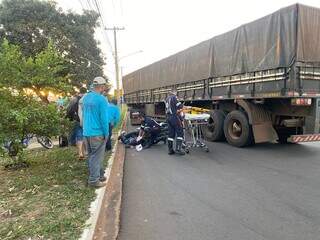 Motociclista sendo atendido por socorristas do Samu (Foto: Clara Farias)
