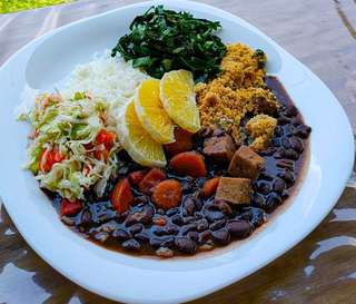 Feijoada vegana é servida semanalmente em Campo Grande. (Foto: Trevo Veggie)