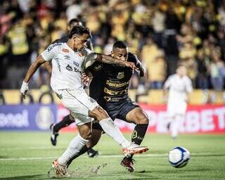 Jogadores disputam a posse da bola em confronto da segunda divisão. (Foto: Raul Baretta/Santos)