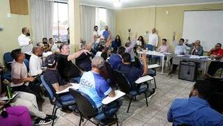 Representantes de clubes votando pela permanência de Petrallás no comando da FFMS (Foto: Alex Machado)