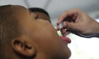 Criança recebendo dose de imunizante (Foto: Fernando Frazão/Agência Brasil)