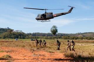 Agentes antidrogas logo após descerem de helicóptero em área de cultivos de maconha (Foto: Divulgação)