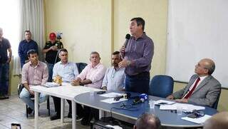 Governador Eduardo Riedel durante pronunciamento na assembleia dos clubes (Foto: Alex Machado)