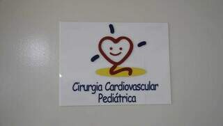 Placa de identificação do setor de Cirurgia Cardiovascular Pediátrica da Santa Casa (Foto: Alex Machado)