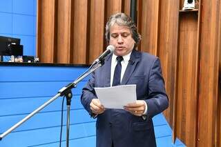 Deputado Pedro Caravina discursa durante sessão na Assembleia Legislatiava. (Foto: ALMS)