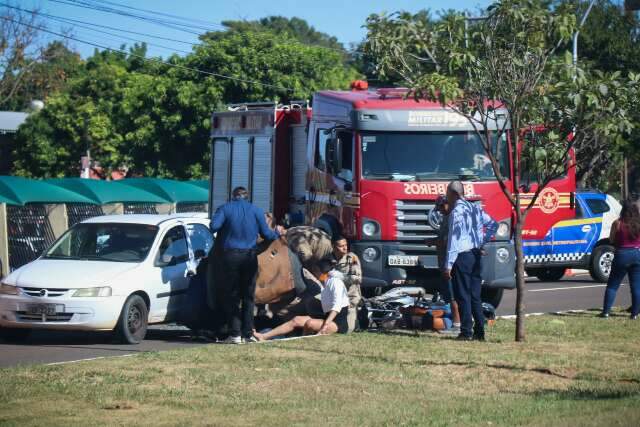 Acidente deixa casal ferido e congestiona a Duque de Caxias