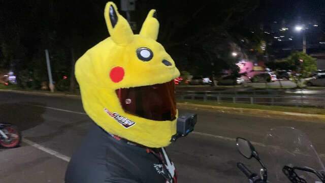 Com capacete de Pikachu, ningu&eacute;m briga com motociclista no tr&acirc;nsito