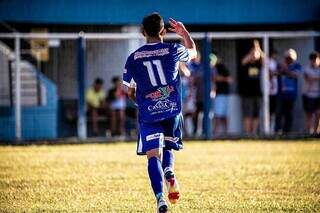 Jogador do Aquidaunense comemorando um dos gols da goleada (Foto: @eduardofotoms) 