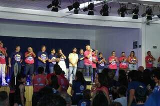 Autoridades e integrantes do Instituto Tamo Junto subiram ao palco para acompanhar discurso de Carlos Alberto de Assis (Foto: Henrique Kawaminami)