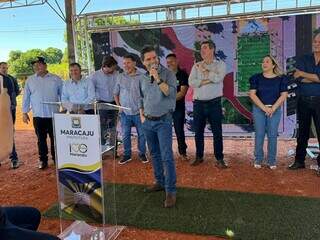 Prefeito Marcos Calderan (PSDB) discursa durante assinatura de obra em praça, no distrito de Vista Alegre (Foto: Hosana de Lourdes)