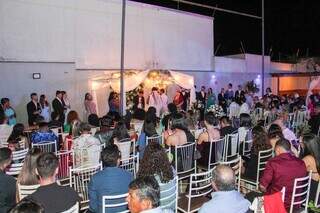 Amigos e familiares do casal se reuniram para celebrar o casamento (Foto: Juliano Almeida)