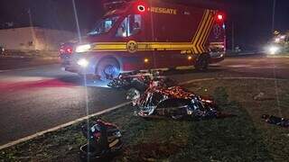 Motocicleta ao lado de canteiro e capacete no local do acidente (Foto: Divulgação)