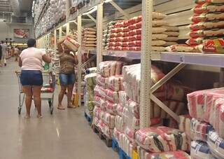 Consumidores comprando arroz em supermercado (Foto: Paulo Francis)