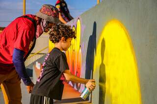 Oficinas também ensinam crianças a grafitar, e a respeitar essa expressão artística (Foto: Conexão Urbana/Arquivo)