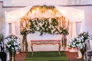 Altar decorado com flores brancas e luzes (Foto: Juliano Almeida)