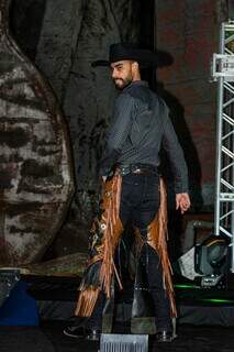 Laúis vestindo trajes típicos de rodeio, desenvolvidos pelo estilista Marcelo Ortale, especialmente para o concurso (Foto: Miss e Mister Rodeio/Arquivo)