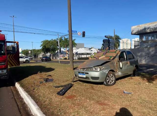 Carro capota ap&oacute;s ser atingido por ve&iacute;culo na Avenida Mato Grosso