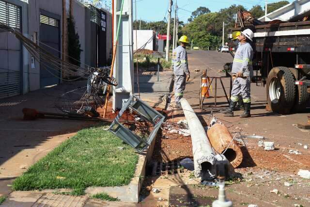 Hilux destr&oacute;i poste, derruba &aacute;rvore, deixa bairro sem energia e motorista foge