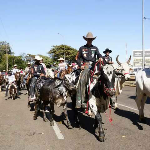 Pe&otilde;es percorrem 6 km com cavalos e bois para comemorar 10 anos de competi&ccedil;&atilde;o