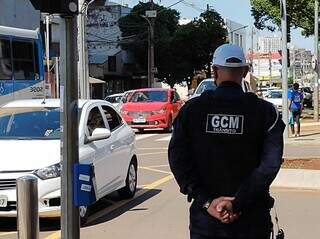 Guarda Municipal parado em rua do Centro de Campo Grande (Foto: Arquivo/Campo Grande News)