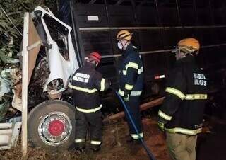 Cabine de caminhão destruída após acidente neste domingo. (Foto: Sidney Assis, de Coxim)