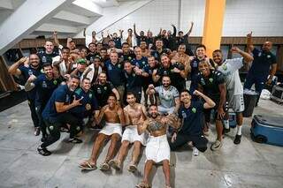Jogadores do Cuiabá posando para foto após vitória em Santa Catarina (Foto: Divulgação)